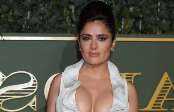 Salma Hayeks dreamy bikini selfie gives us pool envy