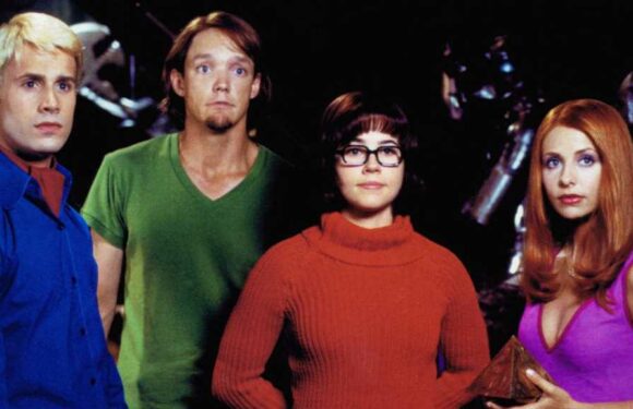 Sarah Michelle Gellar Confirms Scooby Doo Movie Cut Daphne & Velma Kiss, Gay Fred Quip