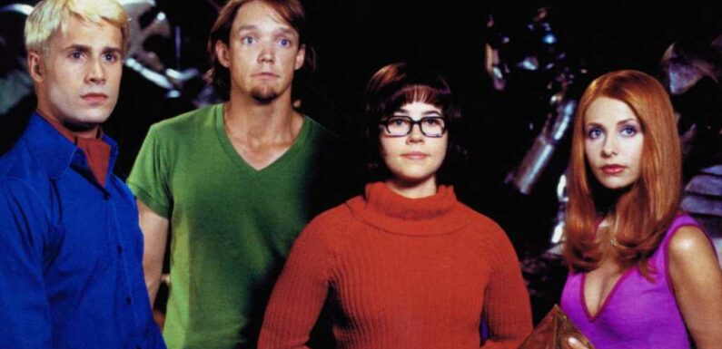 Sarah Michelle Gellar Confirms Scooby Doo Movie Cut Daphne & Velma Kiss, Gay Fred Quip