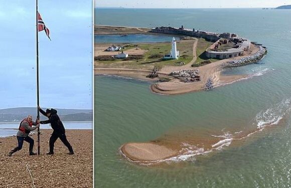 Shingle bank in the Solent is 'claimed' by two sailors