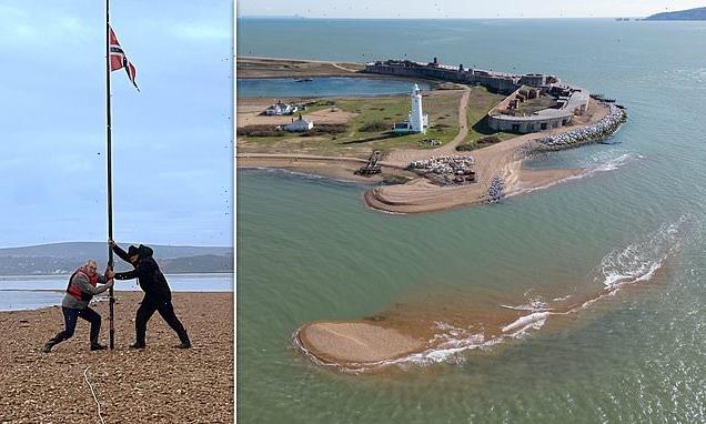 Shingle bank in the Solent is 'claimed' by two sailors