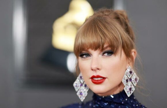 Taylor Swift Makes the Whole Place Shimmer at the Grammys