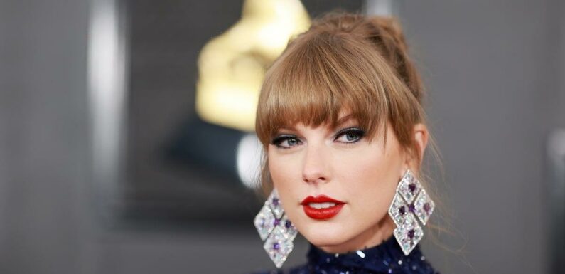 Taylor Swift Makes the Whole Place Shimmer at the Grammys