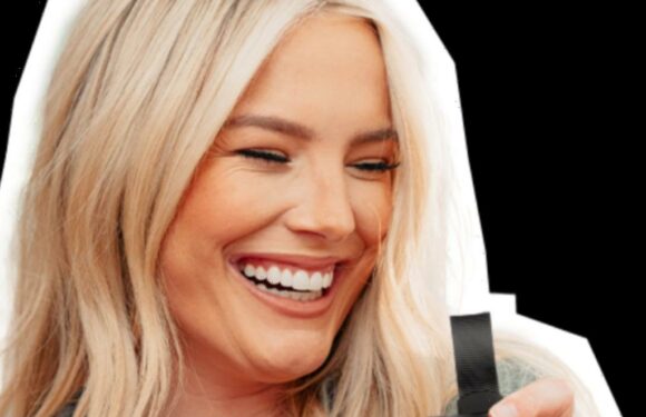 This ‘Life-Changing’ $17 Powder With Over 8,000 5-Star Reviews Is Beloved for Covering Thinning Hairlines & Grays Almost Instantly