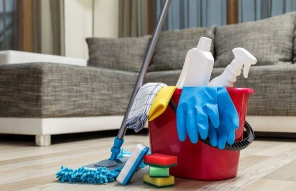 Womans genius method for cleaning floors without dirty mop water