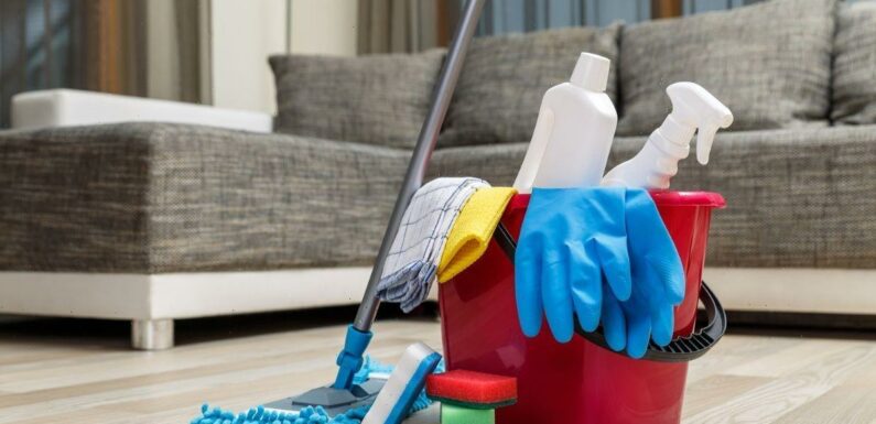 Womans genius method for cleaning floors without dirty mop water