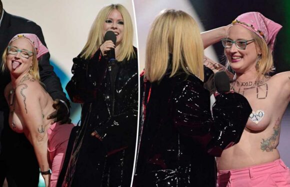 Avril Lavigne tells topless woman to get the fk off stage at Juno Awards