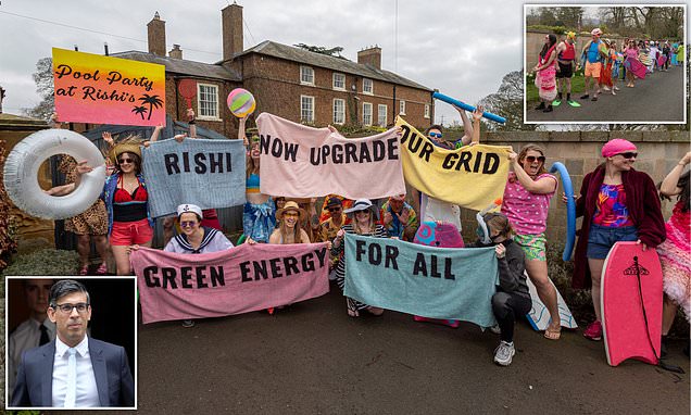 Greenpeace activists outside PM home in protest against national grid