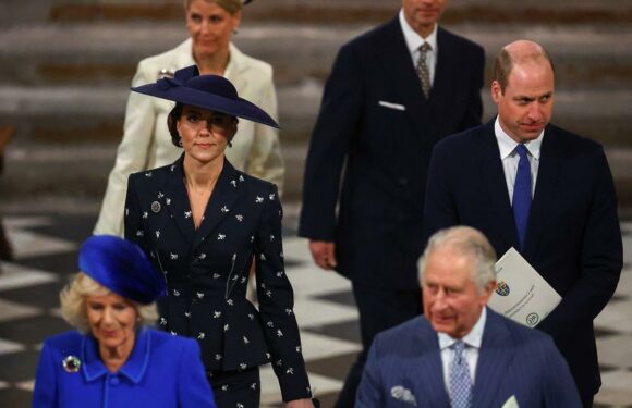 King Charles: Concern as fans spot new security measure during outing with Kate Middleton and Prince William