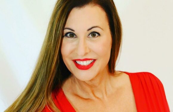 OnlyFans favourite MILF invites fans to join her for Chat n Flash Fridays