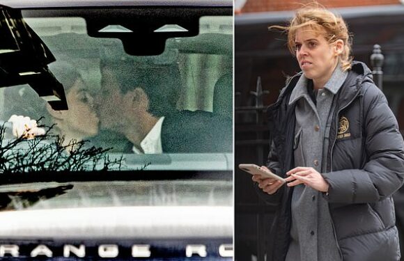 Princess Beatrice steals a kiss from husband Edoardo Mapelli Mozzi