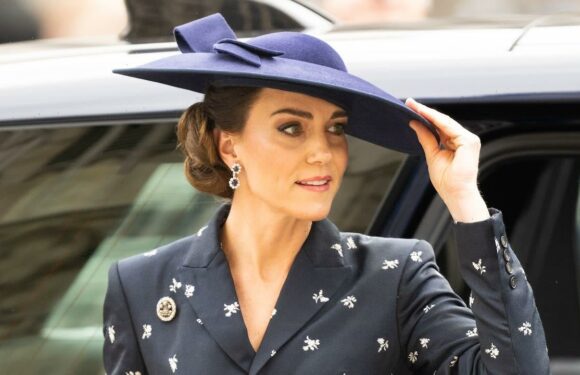 Princess Kate removes emerald from royal brooch, just like Princess Diana