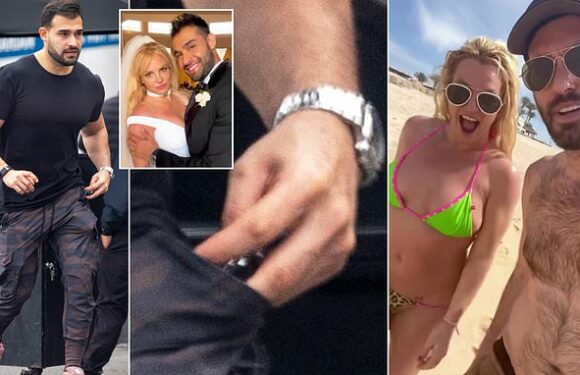 Sam Asghari ditches his wedding ring on solo outing