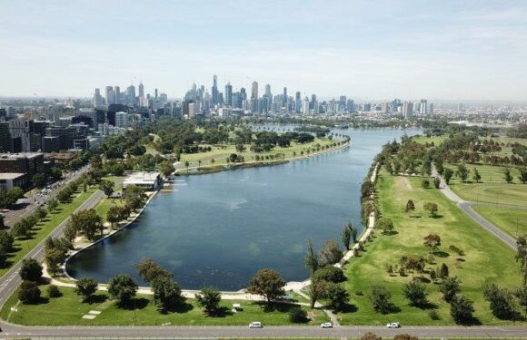Woman flees Albert Park Lake sexual assault, seeks help from passers-by