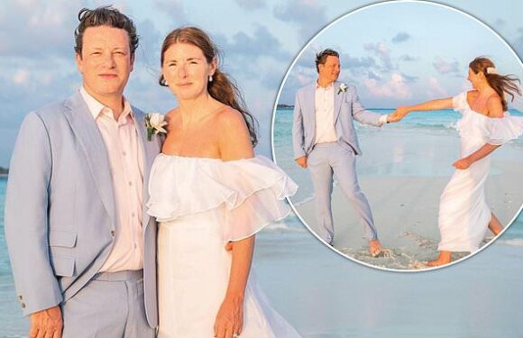 Jamie Oliver renews his wedding vows with wife Jools in the Maldives