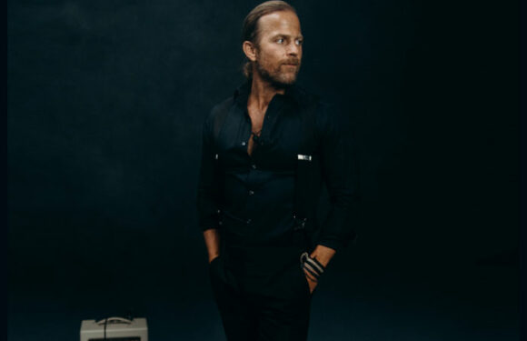 Kip Moore Shares New Single 'Kinda Bar'