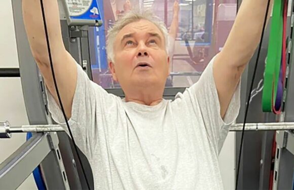 Eamonn Holmes inundated with support while trying to put legs right