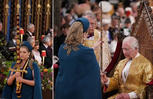 Game of Thrones cast 'write to Mordaunt to praise sword carrying role'