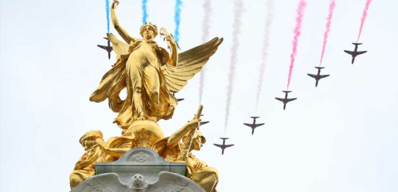 Moment Red Arrows fly over Buckingham Palace after being forced to scale back coronation display due to weather | The Sun