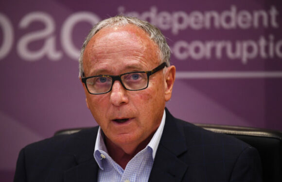 Government braces for serve from former anti-corruption chief