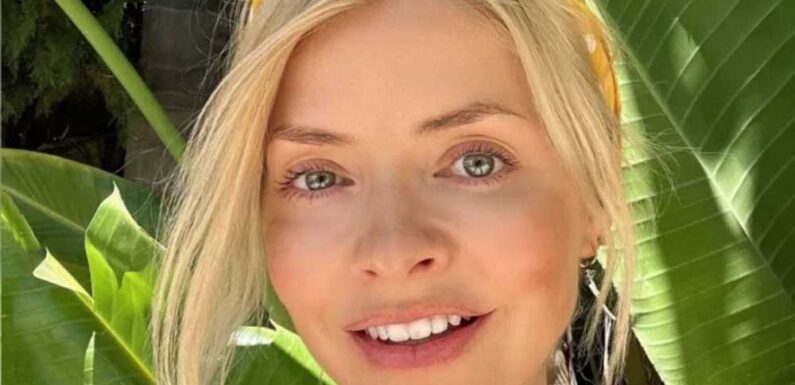 Holly Willoughby looks amazing in fresh-faced snap as she poses during This Morning break | The Sun