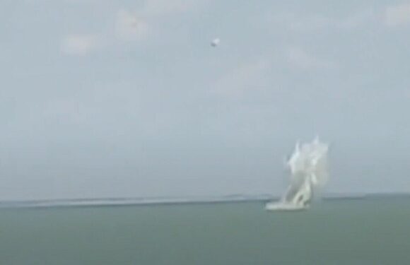 ‘Holy s**t’ Moment Russian Su-25 crashes into sea