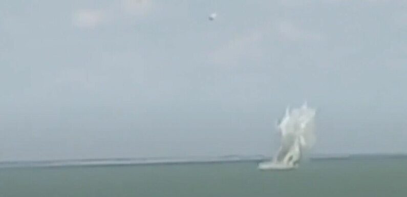 ‘Holy s**t’ Moment Russian Su-25 crashes into sea