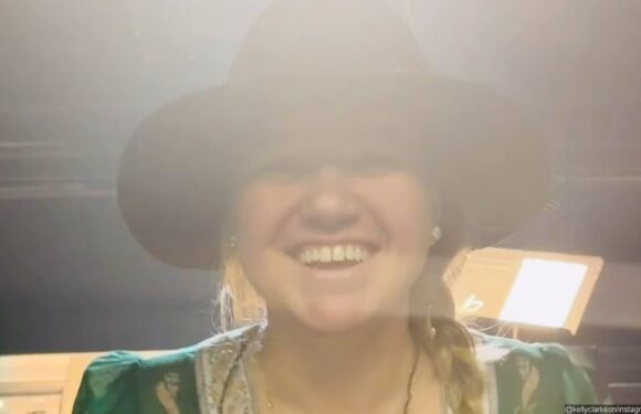 Kelly Clarkson Gives NSFW Response to Female Fan’s Flirty Message