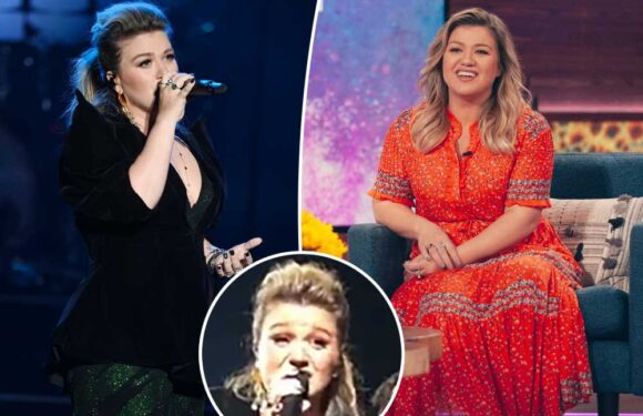 Kelly Clarkson has NSFW reaction to female fans hall pass sign during Las Vegas residency