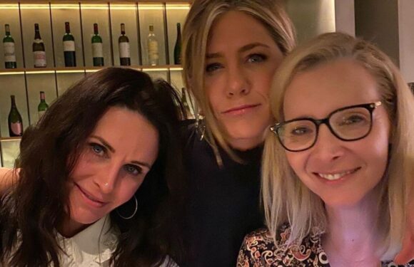 Lisa Kudrow Celebrated by Her ‘Friends’ Co-Stars on Her 60th Birthday