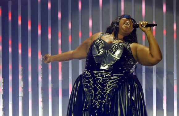 Lizzo stuns Melbourne despite technical glitch