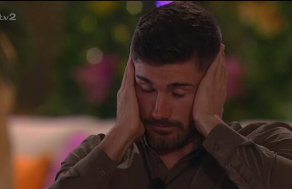 Love Island fans rejoice as Scott blasts Mitch in foul-mouthed rant