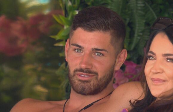 Love Island fans spot clue Scott will quit ahead of final following confession