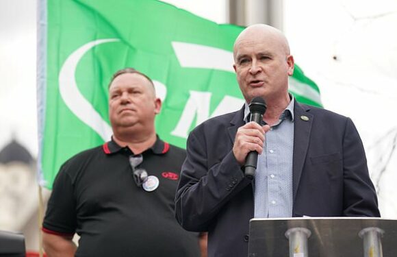 Plans to shut station ticket offices could lead to 2,000 job losses