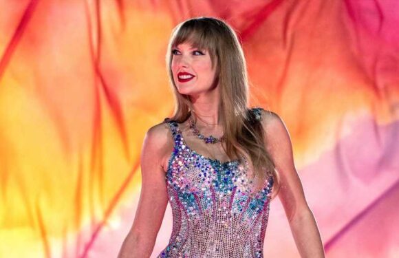Taylor Swift Hints About Moving on From Relationships at 'Eras Tour'
