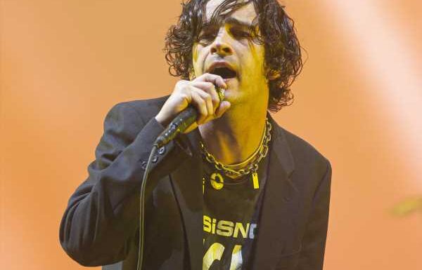 Twitter Has Thoughts After Matty Healy’s Kiss With The 1975 Bassist In Protest Of Malaysia's Anti-LGBT Laws Gets Music Festival Canceled!