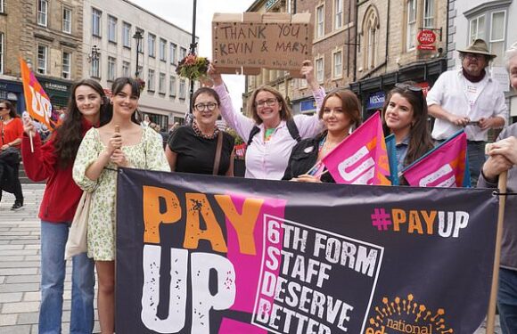 Union bosses call off teacher strikes after accepting 6.5% pay rise