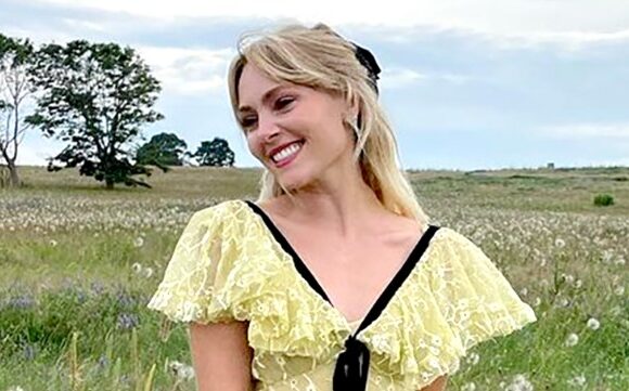 AnnaSophia Robb ‘Still Fits’ in American Girl Dress