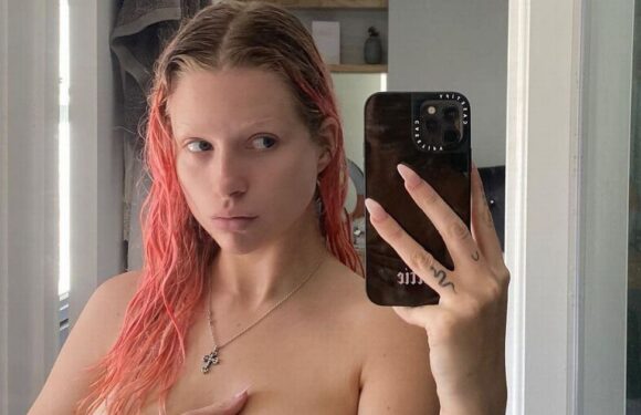 Celebs Go Datings Lottie Moss strips nude to hex all men that wronged her