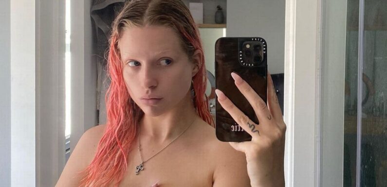 Celebs Go Datings Lottie Moss strips nude to hex all men that wronged her