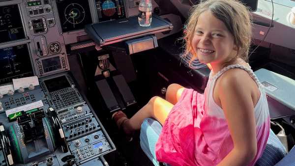 Daughters visited cockpit on flight stranded on tarmac for hours