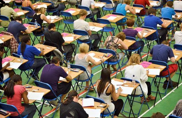 GCSE pupils warned of `shock´ as 300,000 fewer top grades predicted