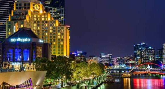 I discovered hidden bars and colourful street art under the hot rays of Oz