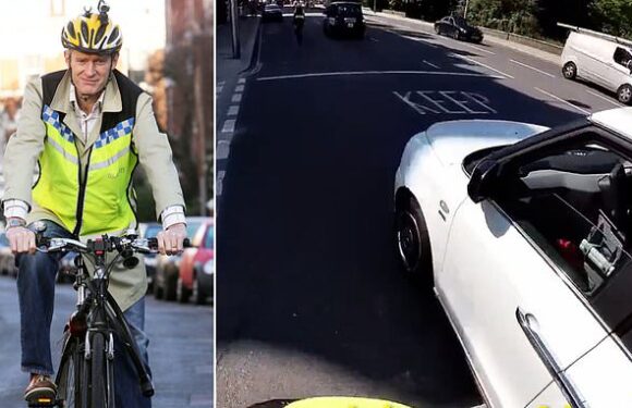 Jeremy Vine gives London cabbie a thumbs up in latest cycling vid