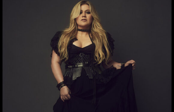 Kelly Clarkson To Release Deluxe Edition Of 'Chemistry'