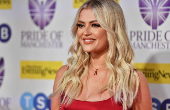 Lucy Fallon reunites with on-screen family in new snap ahead of Corrie return