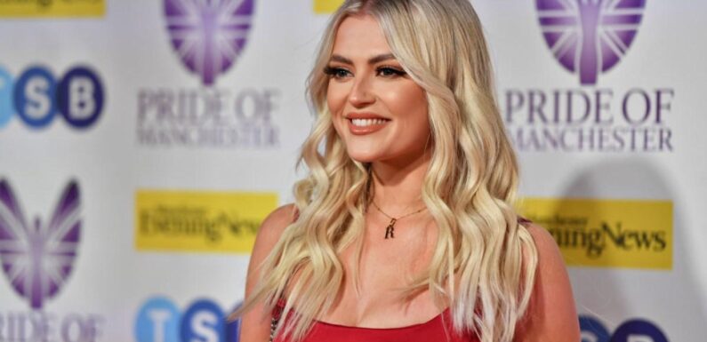 Lucy Fallon reunites with on-screen family in new snap ahead of Corrie return