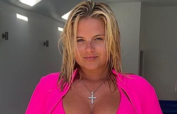 Page 3 babe goes make-up free for bikini snap and wows fans with natural beauty