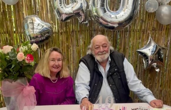Reeva Steenkamp's parents mark her 40th birthday with a cake