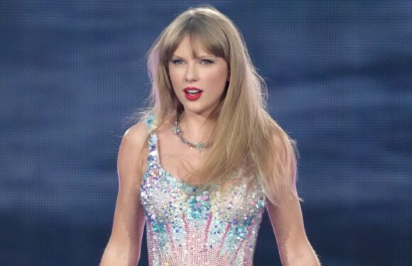 Taylor Swift SHUTS DOWN street as HUNDREDS of Swifties flock to bar